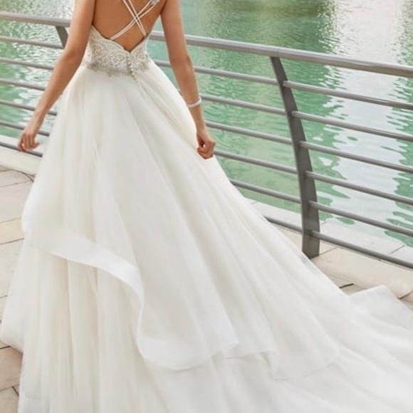 Elegant Cream Wedding Dress - Picture 2 of 3